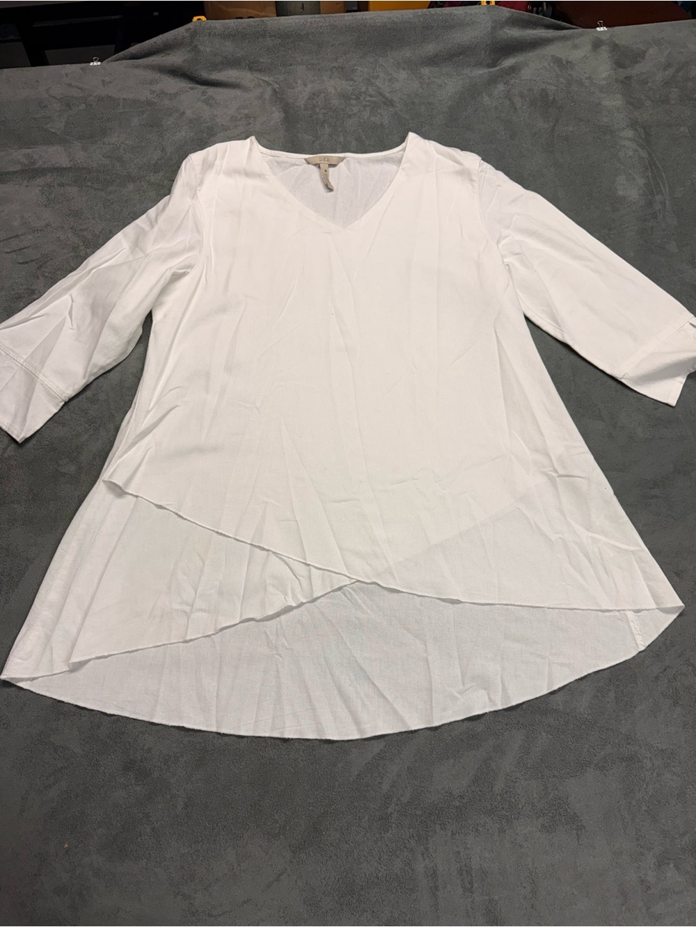 White V-Neck 3/4 Sleeve Linen Blend Tunic - Picture 3 of 8